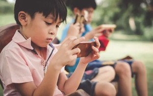 Bố mẹ đừng dùng cưỡng chế tịch thu, đây là 6 cách giúp trẻ "cai" điện thoại hiệu quả