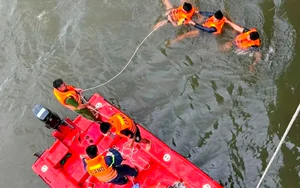 Nam thanh niên nhảy xuống sông Hương, để lại vé tàu và máy ảnh