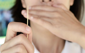 Lời khuyên cho những ai có thói quen dùng tăm sau ăn