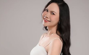 NSND Mai Hoa khoe vai trần gợi cảm tuổi 51, đàn em thừa nhận "chạy mướt mồ hôi"