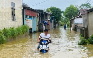 Nước dâng lút xe, dân vùng 'rốn lũ' Quảng Trị hối hả chạy lụt