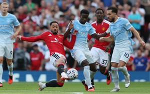 Haaland ghi bàn, Man Utd đá hơn người vẫn thua Man City 0-1