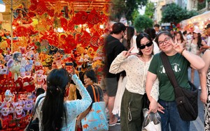 Phố Hàng Mã trước thềm Trung thu: Đèn ông sao, đầu lân phủ kín, người lớn chen chân đưa trẻ đi chơi
