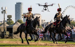 Quân đội Anh quay lại với ngựa trong thời đại của drone