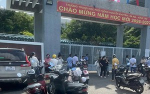 Đi họp phụ huynh, hàng chục người không được vào trường: Hiệu trưởng giải thích, nhiều người không đồng tình