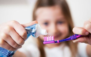 Lời khuyên khi chọn kem đánh răng: Cả nhà dùng chung một loại liệu có phù hợp?