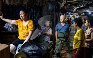 Cảnh tượng tại chợ Kim Liên sau hơn 30 năm hoạt động, gần 200 tiểu thương phải dọn đi: “Ở đây còn gắn bó hơn ở nhà”