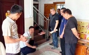 Đang thay giày, người đàn ông phát hiện điều lạ dưới nền nhà, gọi thợ kiểm tra rồi tái mặt