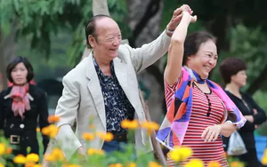 Vợ chồng U70 ở Hà Nội: Khiêu vũ, tắm khoáng mỗi tuần, chi tiêu thoải mái còn tiết kiệm 10 triệu/tháng