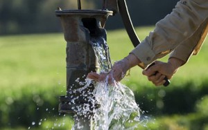 Vì sao đã có nước máy, nhiều gia đình vẫn sử dụng nước giếng khoan?