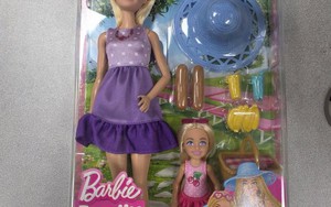 Mua búp bê về tặng con gái, phát hiện cảnh tượng kinh hãi khi mở hộp