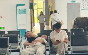 Một người ôm con đến kiệt sức, một người ôm điện thoại thờ ơ: Bức ảnh đó đã khiến hàng nghìn mẹ bỉm bật khóc