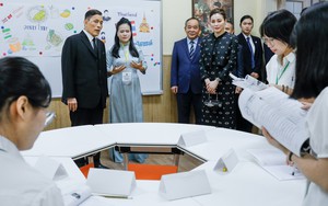 Nhà vua và Hoàng hậu Thái Lan dự lớp học tiếng Thái cùng sinh viên Việt Nam