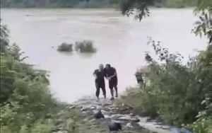 Nghe tiếng kêu cứu, chủ quán cà phê phóng xe 500m đón đầu dòng lũ cứu người