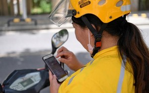 Đèo con 3 tuổi đi giao đồ ăn giữa trời mưa, một shipper được tip 300 nghìn