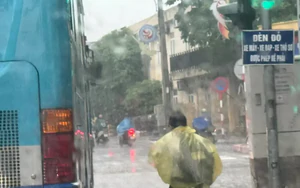 Nhiều trường học tại Hà Nội thông báo phụ huynh đón con sớm
