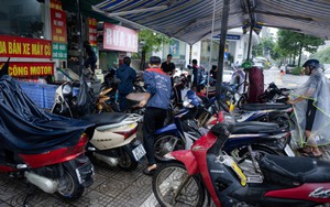 Xe “chết máy” xếp hàng la liệt sau mưa ngập, tiệm sửa xe quá tải: Có người tốn vài triệu đồng