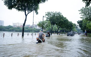 Hà Nội tiếp tục mưa dông, cấm phương tiện đi qua một số điểm ngập sâu