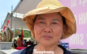 Con gái liệt sĩ bật khóc: 'Sau 56 năm, con không còn tìm cha trong vô vọng nữa'