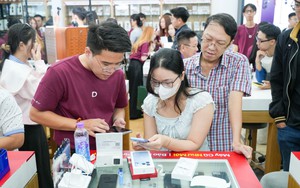 Chính thức mở bán iPhone 18 Pro series: Người Việt xếp hàng từ sáng sớm chờ nhận máy, bản "Pro Max" màu mới vẫn cháy hàng