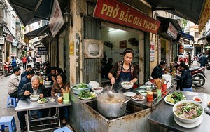Những bát bún 10.000 đồng giữa chợ Hà Nội