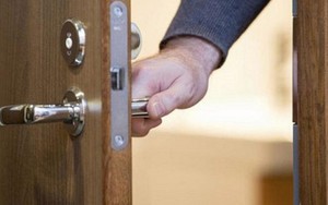 Đi công tác 3 tháng trở về, vợ nhất quyết không cho vào nhà: Tôi đá tung cửa và cảnh tượng sau đó khiến tôi chết lặng