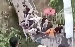 Cầu đứt dây khi hơn 50 người đi qua tại lễ khánh thành ở Indonesia: Nhiều người rơi từ độ cao gần 20m
