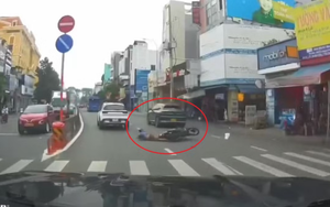 Ô tô 'ép' người đi xe máy ngã giữa đường gây phẫn nộ ở TP.HCM