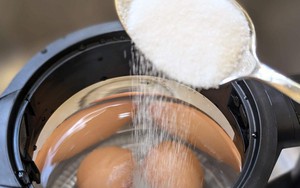 Nên luộc trứng bằng nước lạnh hay nước sôi? 5 đầu bếp chuyên nghiệp cùng khuyên 1 điều