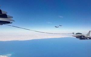 Máy bay YY-20 Trung Quốc gây bất ngờ khi tiếp nhiên liệu cho tiêm kích Rafale