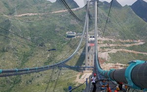Gió bão giật cấp 14, giàn thép 21.000 tấn rung chuyển nhưng vẫn không dừng thi công, công trình 8.500 tỷ đồng hiện đại nhất thế giới tạo kỳ tích lớn