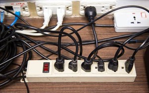 Chuyên gia cảnh báo khẩn đến các gia đình đang "cắm nhiều thiết bị vào cùng một ổ cắm điện"