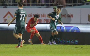 Va chạm ở V.League: Đình Bắc bị cựu sao HAGL giật cùi chỏ