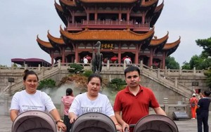 Mẹ trẻ 24 tuổi sinh năm con gồm 1 trai và 4 gái; sau 7 tháng chăm con, người bố sụt 11 kg