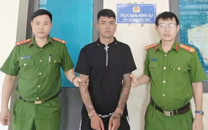 Vờ trả lại điện thoại vừa cướp giật, để lấy nốt chiếc ví của cụ ông 76 tuổi