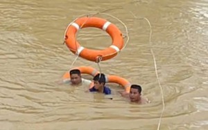 Ghe lật giữa sông ở Đắk Lắk, thiếu niên 14 tuổi bám bụi tre chờ ứng cứu
