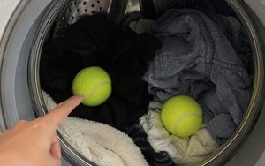 Bỏ 2 quả bóng tennis vào máy giặt, tôi công nhận người nghĩ ra mẹo này có IQ "đỉnh nóc"