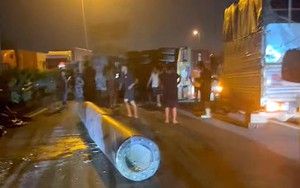 Rơi cột bê tông khiến 3 ô tô tông liên hoàn, quốc lộ 5 ùn tắc kéo dài trong đêm