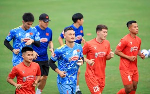Lê Giang Patrik gây chú ý với mái tóc vuốt ngược bảnh bao trong buổi tập của ĐT Việt Nam