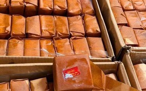 Cả MXH đang sốt lên vì loại bánh Trung Thu truyền thống này: Bánh nướng nhân thập cẩm chỉ gói giấy dầu, không hộp, không túi nilon