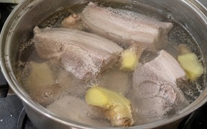 Vì sao nên đập dập một củ gừng vào nồi luộc thịt? Nhiều người ước biết sớm hơn