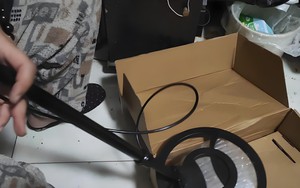 Người đàn ông bỏ tiền mua máy dò kim loại về nhà, quét một lượt rồi phát hiện 7 món đồ bị giấu kín