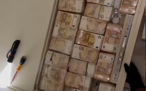 Đột kích một căn hộ lúc rạng sáng, phát hiện 95 tỷ đồng tiền mặt giấu trong tường và sàn nhà