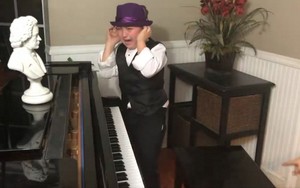 Từ cậu bé 7 tuổi trên show Ellen đến lời tố gia đình bạo hành: Tuổi thơ sau danh xưng “thần đồng piano” Elias Phoenix