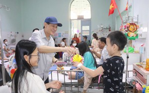 "Vua hàng hiệu" Johnathan Hạnh Nguyễn 75 tuổi xuất hiện giản dị, đội mũ lưỡi trai, rơi nước mắt khi trao quà cho bệnh nhi