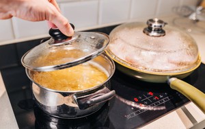 Vung nồi bỗng dính chặt vào mặt bếp: Nhấc lên ngay là điều nên tránh