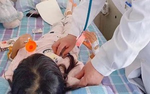 Bé gái 3 tuổi vô tình nuốt kẹo cao su, người bà nhanh chóng làm 1 động tác "cấp cứu": Bác sĩ nghe xong hết lời khen