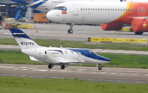 Một máy bay thương gia “tí hon” dài 13 mét, chỉ chở được 6 người nhưng tốc độ 800 km/h vừa hạ cánh tại Tân Sơn Nhất
