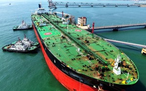 Cước tàu chở dầu qua Hormuz lập kỷ lục chưa từng có