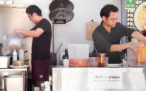 30 tuổi bỏ việc lương 203 triệu/tháng, đi bán hàng rong kiếm 81 triệu/tháng
